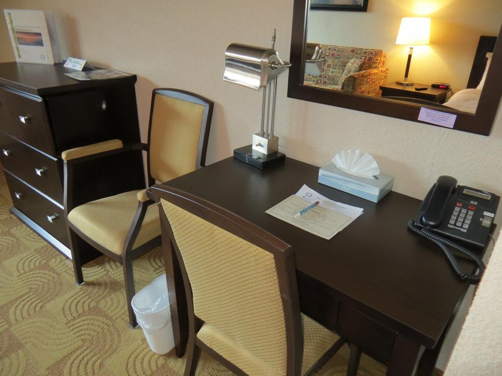 Shoreside Inn & Suites Wabamun Rum bild